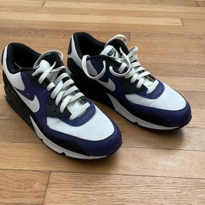 Nike Air Max 90.
